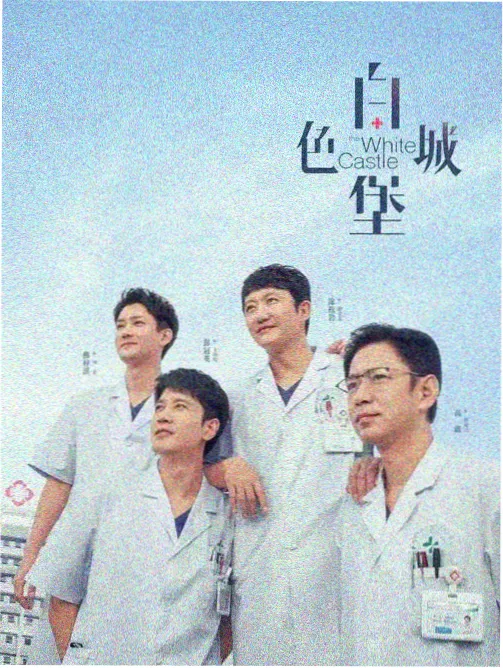 灌水期清晨田面倒映天光与远处木楼